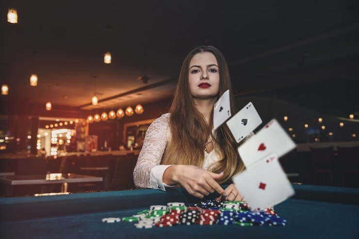 Pemandangan nyata meja permainan Live Casino dengan dealer profesional